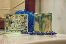 Charger l'image dans la galerie, Savon "Cher Monsieur" au parfum boisé 100g